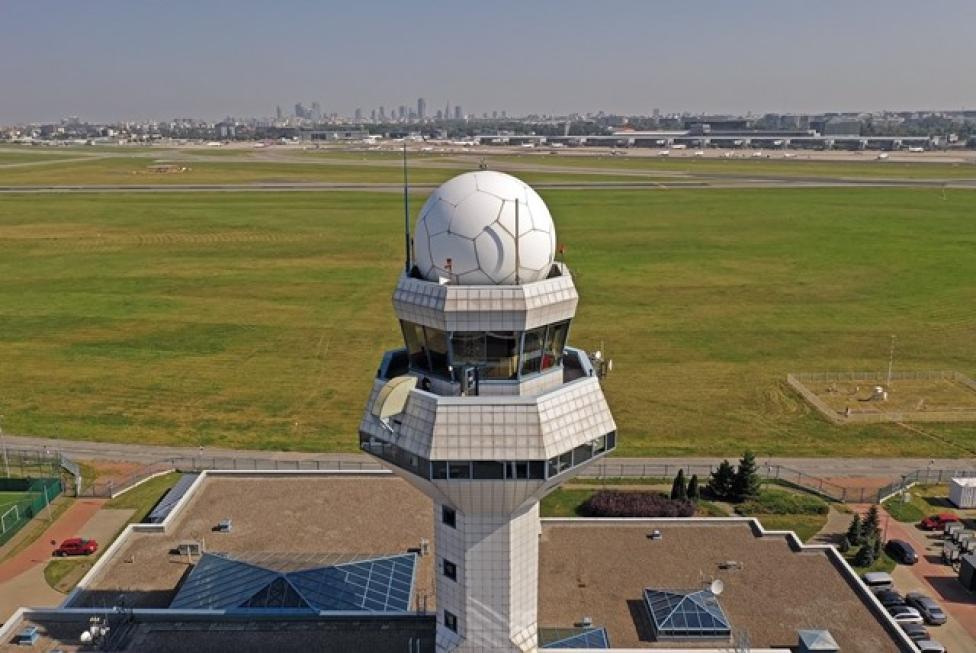 Wieża kontroli lotów na Lotnisku Chopina - w tle lotnisko, samoloty i terminal (fot. Maciej Włodarczyk/PAŻP)
