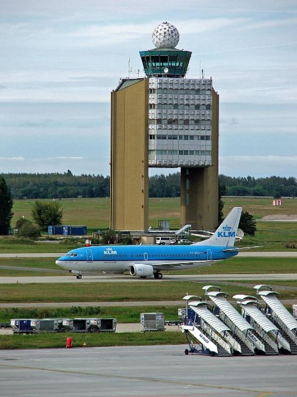 Wieża kontroli lotów na lotnisku Ferihegy w Budapeszcie (fot. József Süveg/CC BY-SA 3.0 /Wikimedia Commons)