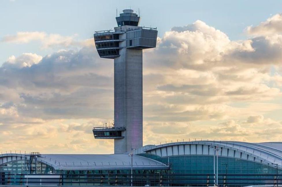 Wieża kontroli lotów na lotnisku JFK w Nowym Jorku (fot. flightglobal.com)