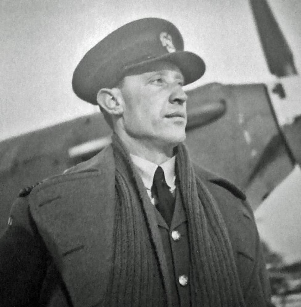Witold Urbanowicz przed samolotem (fot. bbm.org.uk) 