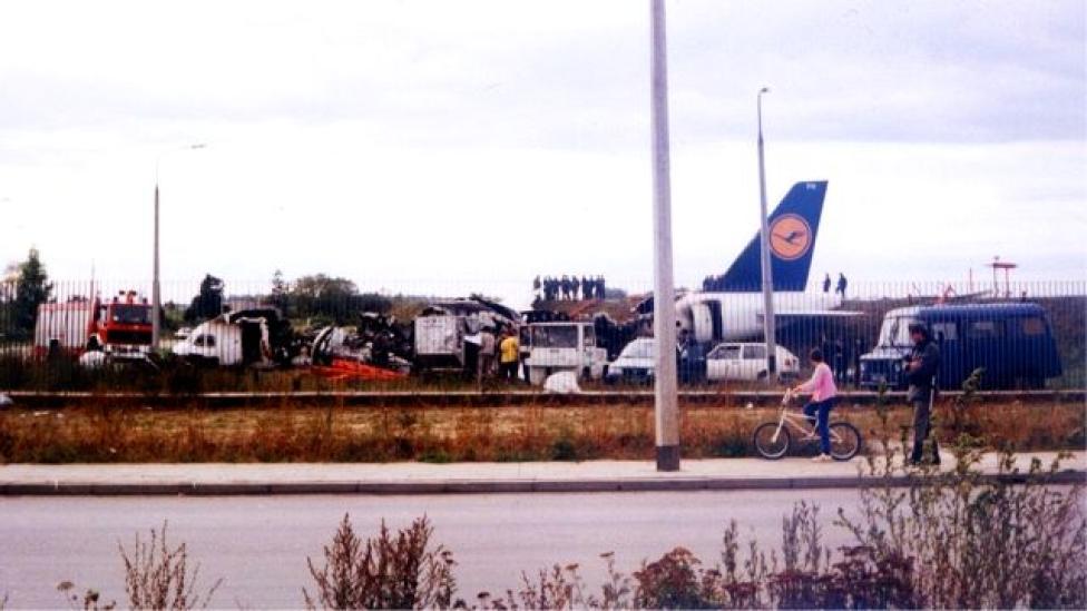Wrak samolotu A320 Lufthansy biorącego udział w katastrofie na lotnisku Okęcie (fot. Mariusz Siecinski/GFDL/Wikimedia Commons)