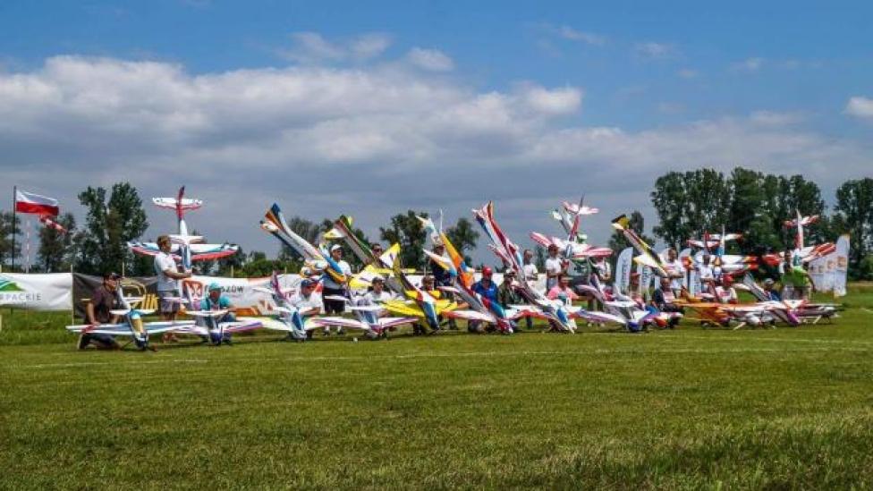 Wszyscy piloci z modelami podczas Pucharu Świata w kategorii modeli F3A w Rzeszowie (fot. aeroklub-polski.pl)