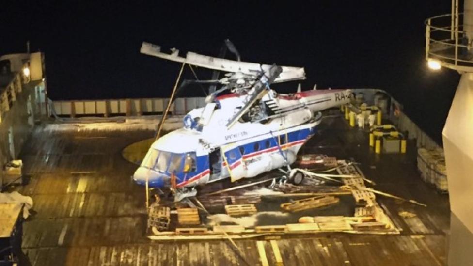 Wydobycie z morza szczątków rosyjskiego śmigłowca Mi-8 (fot. Norway's Accident Investigation Board)