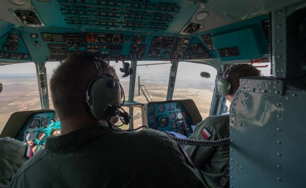 Załoga śmigłowca Mi-8 z 1. BLTr - widok z wnętrza kabiny (kpt. Anna Żuchowska)