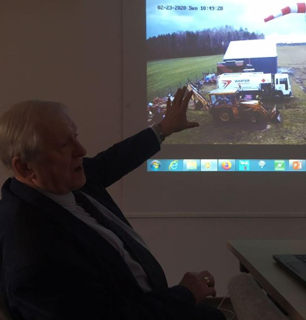 Zastępca Przewodniczącego PKBWL Andrzej Pussak w trakcie prezentacji zdarzeń lotniczych (fot. PKBWL)