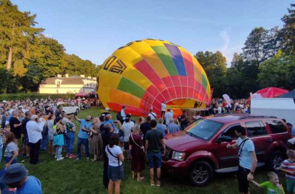 Zawody balonowe w Nałęczowie - przygotowanie balonu (fot. Gmina Nałęczów/Facebook)