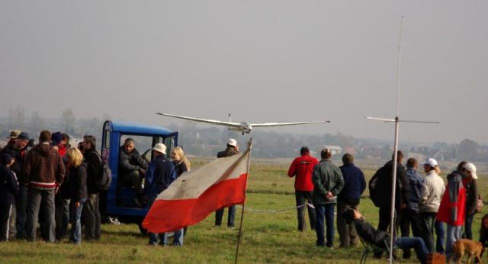 Zawody w celności lądowania w Częstochowie (fot. aeroklub-czestochowa.org.pl)