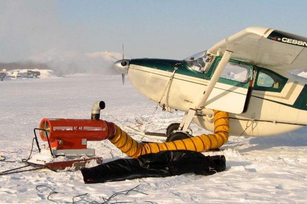 Zimowa eksploatacja samolotu (fot. Ośrodek Szkolenia Lotniczego AZL)
