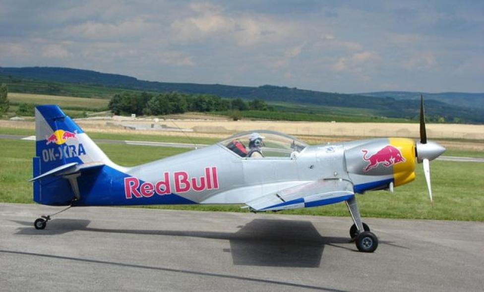 Zlin Z-50LX z zespołu akrobacyjnego Flying Bulls (fot. Christian Jansky User:Tschaensky/CC-BY-SA-2.5/Wikimedia Commons)