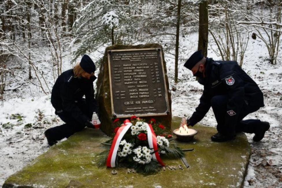 Złożenie kwiatów przy pamiątkowym obelisku w miejscu katastrofy śmigłowca w Cisnej (fot. policja.pl)