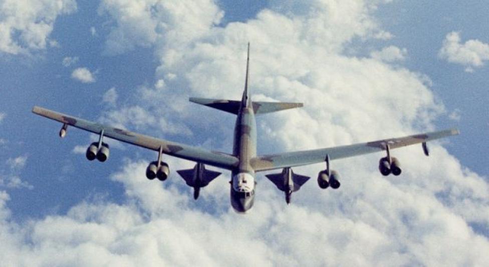 Zmodyfikowany B-52 przenoszący dwa D-21 (fot. US Air Force/Domena publiczna/Wikimedia Commons)