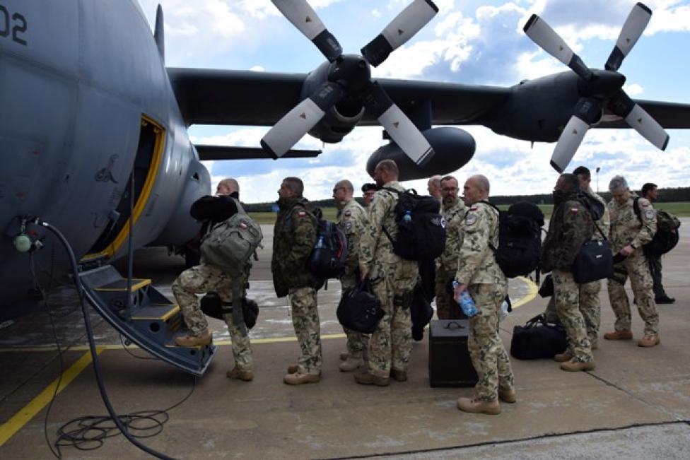 Żołnierze II zmiany PKW IRINI wsiadają do samolotu Herkules C-130 (fot. st. chor. szt. mar. Sławomir Bunia)