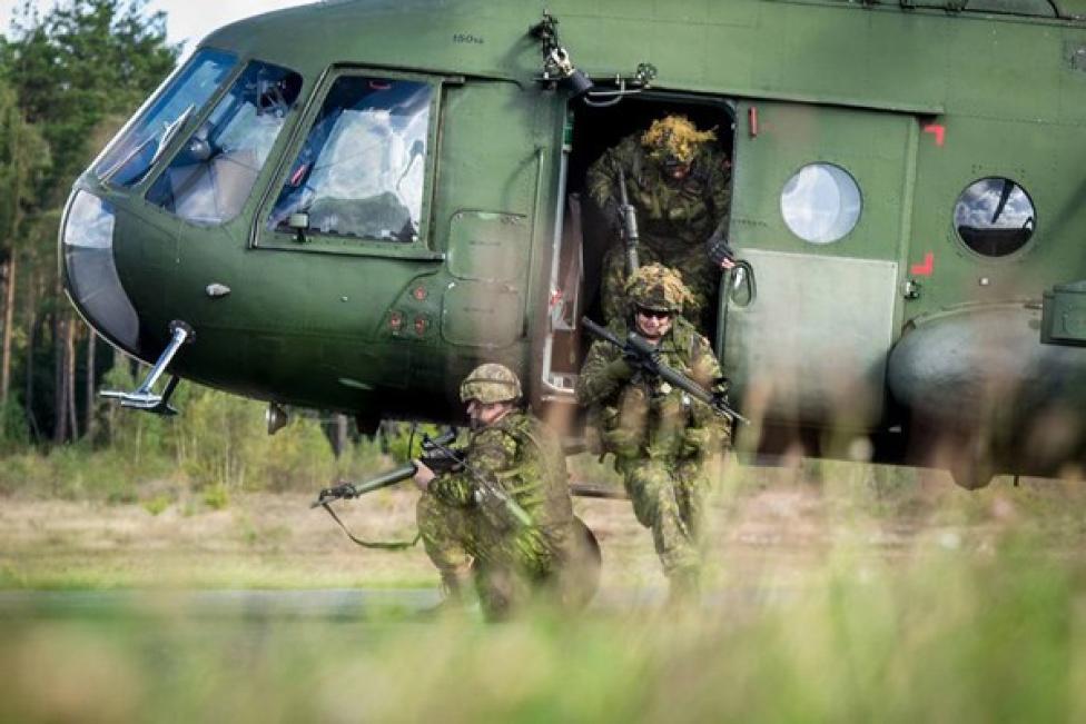 Desant żołnierzy z Kanady na „Anakondzie” (fot. st. chor. sztab. Adam Roik/ Combat Camera DORSZ, Bogusław Politowski)