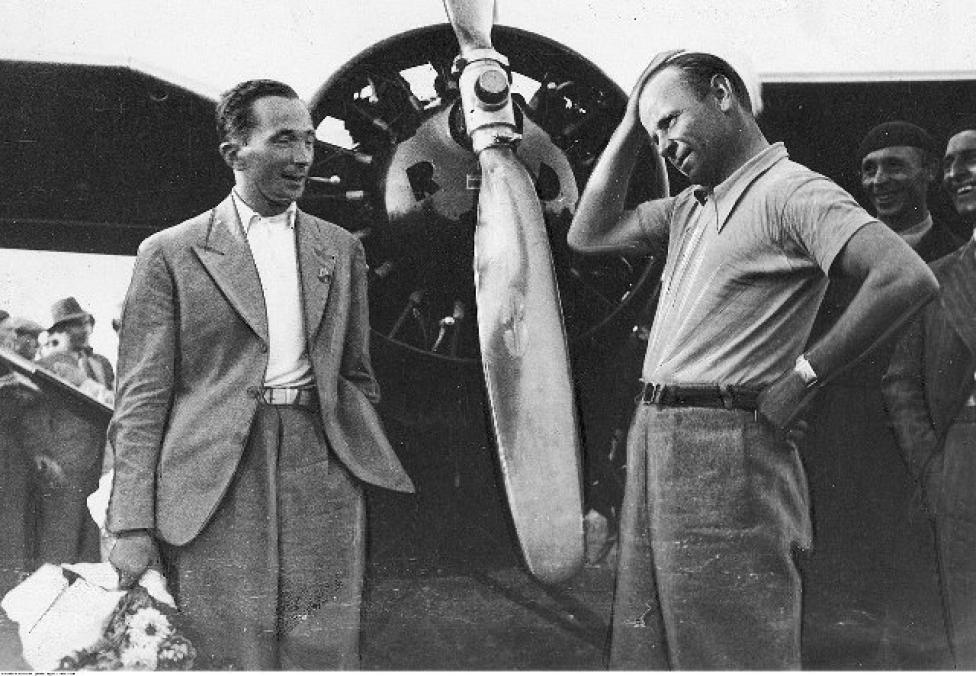 Zwycięzcy Challenge 1934 - Jerzy Bajan i Gustaw Pokrzywka przed RWD-9S (fot.Unknown author/Domena publiczna/Wikimedia Commons)