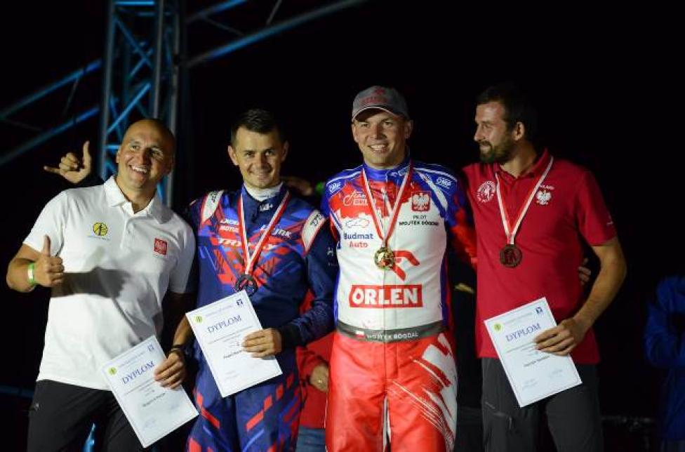 Zwycięzcy VI Otwartych Motoparalotniowych Slalomowych Mistrzostw Polski w klasie PL1 (fot. aeroklub-polski.pl)