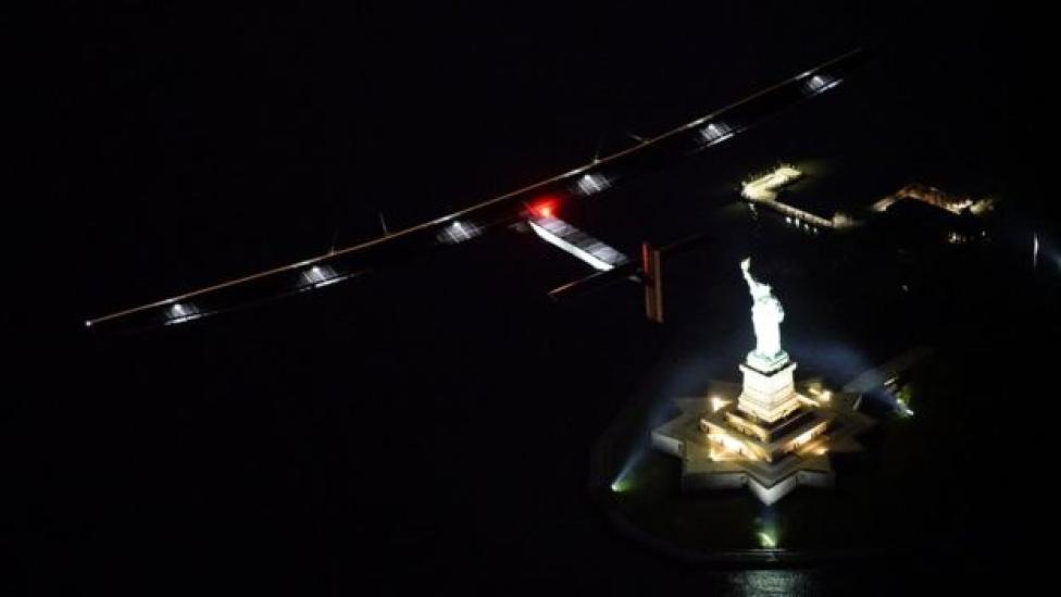 Solar Impulse nad Statuą Wolności, zdjęcie bbc.com