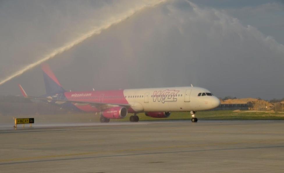 Samolot Wizz Air powitany uroczystym salutem wodnym w Porcie Lotniczym Kraków (fot. Wizz Air)