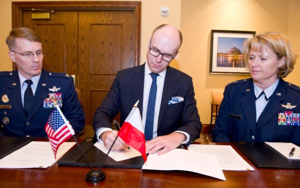 Michał Szaniawski, p.o. Prezesa Polskiej Agencji Kosmicznej (POLSA), podpisuje umowę z USSTRATCOM (fot. polsa.gov.pl)