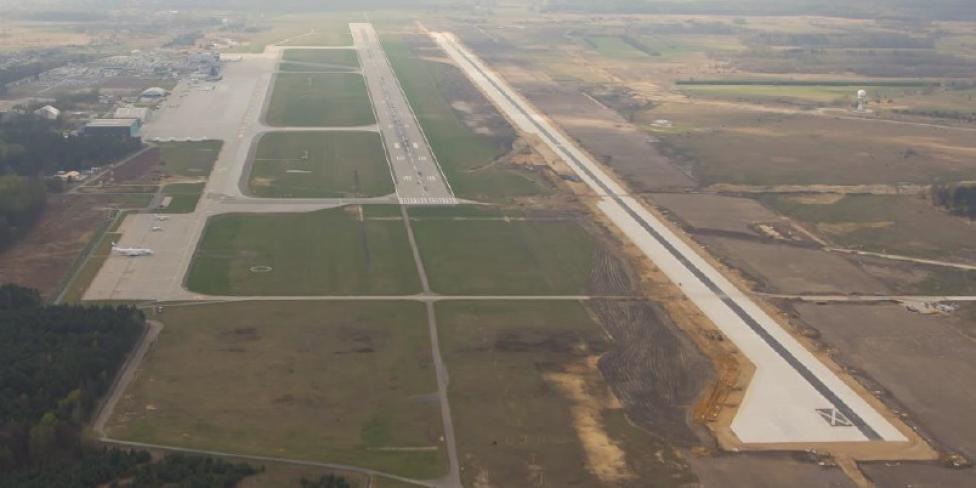 Widok z powietrza na znajdujący się w budowie pas startowy lotniska w Katowicach