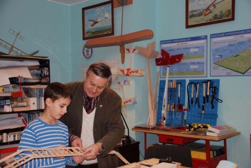 Jerzy Siatkowski oraz członek Klubu Lotniczego, Jerzy Kieras w pracowni Muzeum  Modelarstwa i Lotnictwa w Miniaturze w Szczawnie