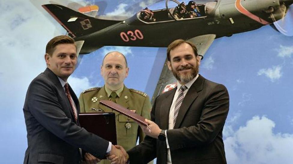 Podpisanie umowy na modernizację 12 samolotów PZL-130 TC-I ORLIK (fot. mjr Robert Siemaszko/ CO MON)