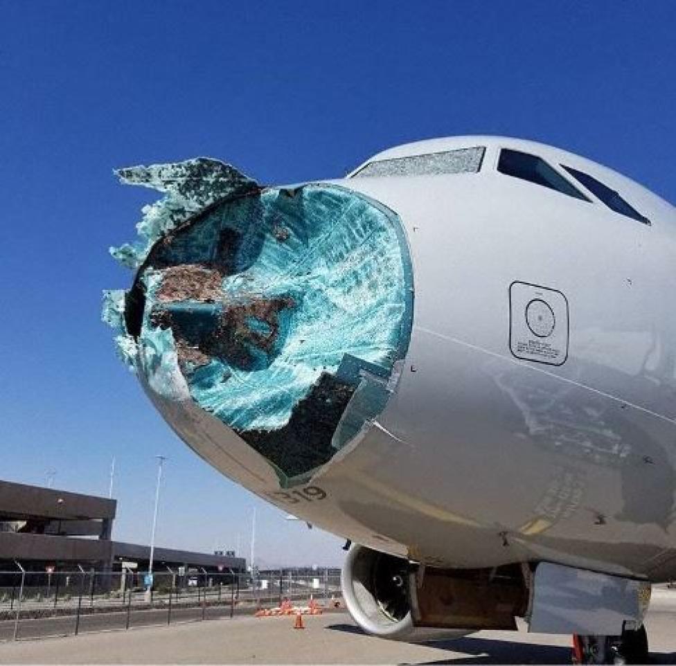 A319 American Airlines uszkodzony przez grad