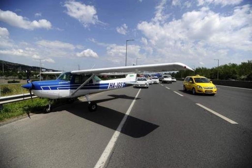 Cessna 152 po lądowaniu na autostradzie na Węgrzech