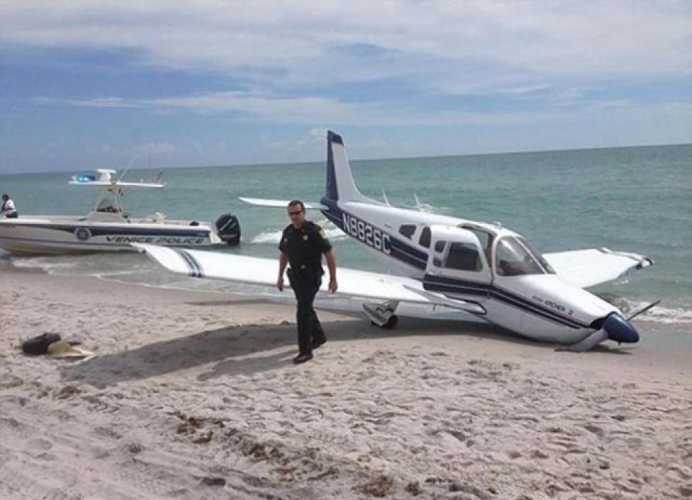 Awaryjne lądowanie Pipera na plaży na Florydzie