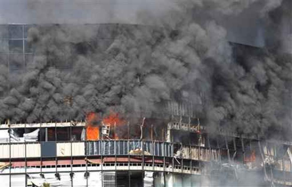 Płonący  budynek IRS w  Austin w Texasie po tym jak wleciał w niego samolot
