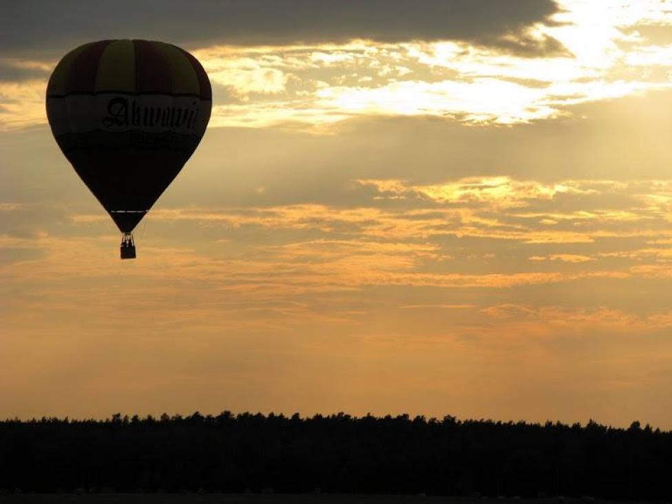 Balon na tel zachodzącego słońca, fot. Jarek Adamek 