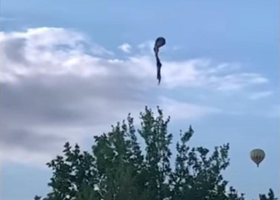 Balon na ogrzane powietrze uderzył w linię energetyczną w Albuquerque w stanie Nowy Meksyk (fot. kadr z filmu na youtube.com)
