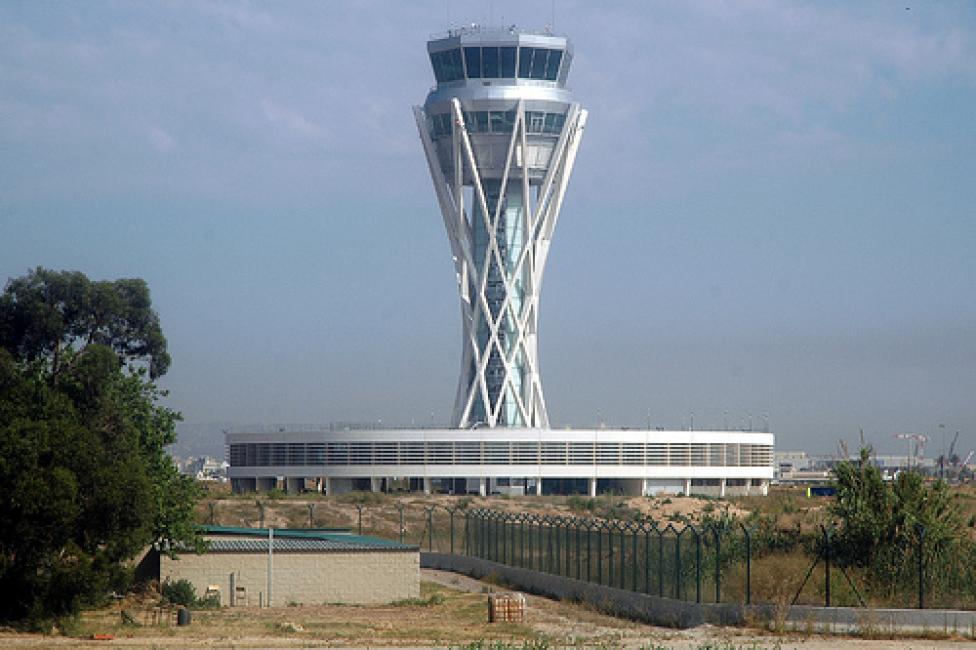 Wieża kontroli ruchu lotniczego Międzynarodowego Portu Lotniczego w Barcelonie