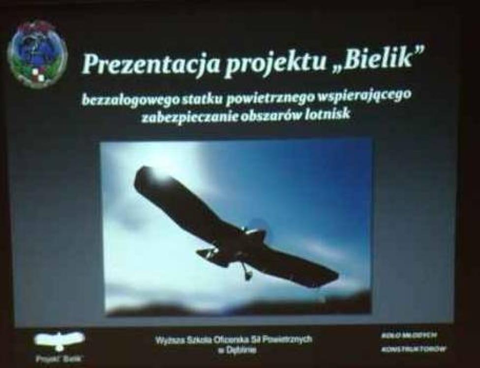 Prezentacja nowatorskiego projektu samolotu bezzałogowego „Bielik”/ fot. WSOSP