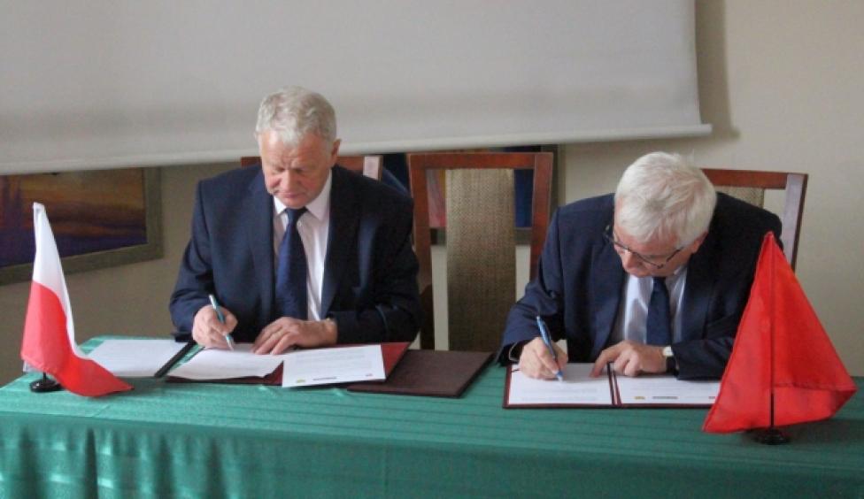 Rektor PWr prof. Cezary Madryas i Andrzej Bisek, szef firmy Bisek podpisali list intencyjny (fot. pwr.edu.pl)