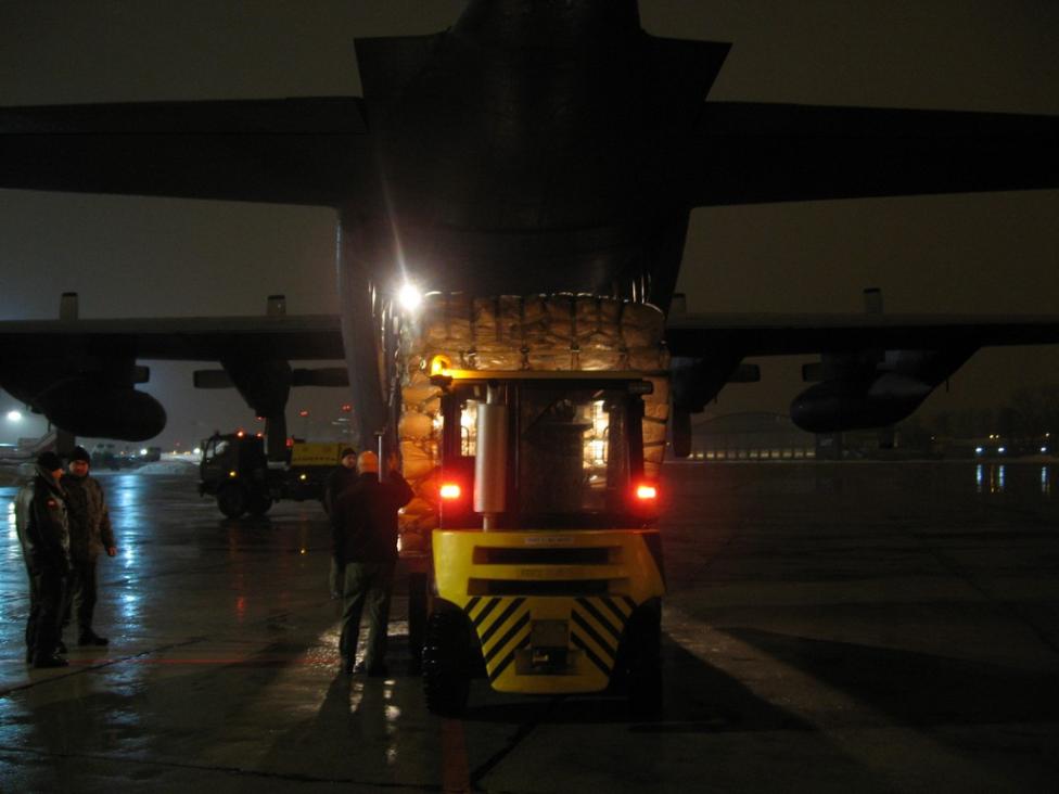 Załadunek samolotu C-130 Hercules