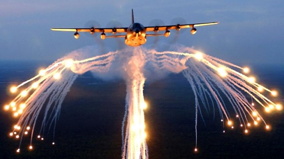 Hercules C-130 wypuszczający flarym fot. avioners.net