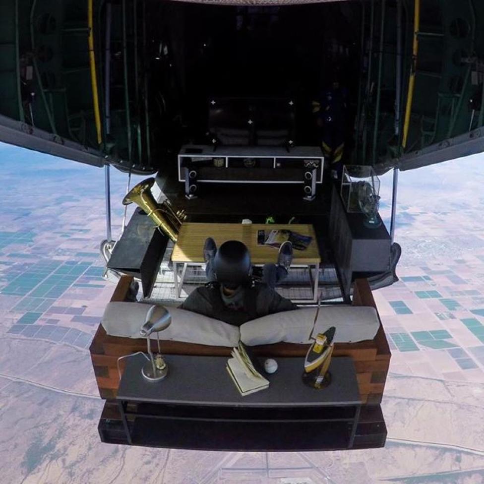 Skydiving z całym salonem bez wstawania z kanapy (fot. Instagram/Jeff Provenzano)