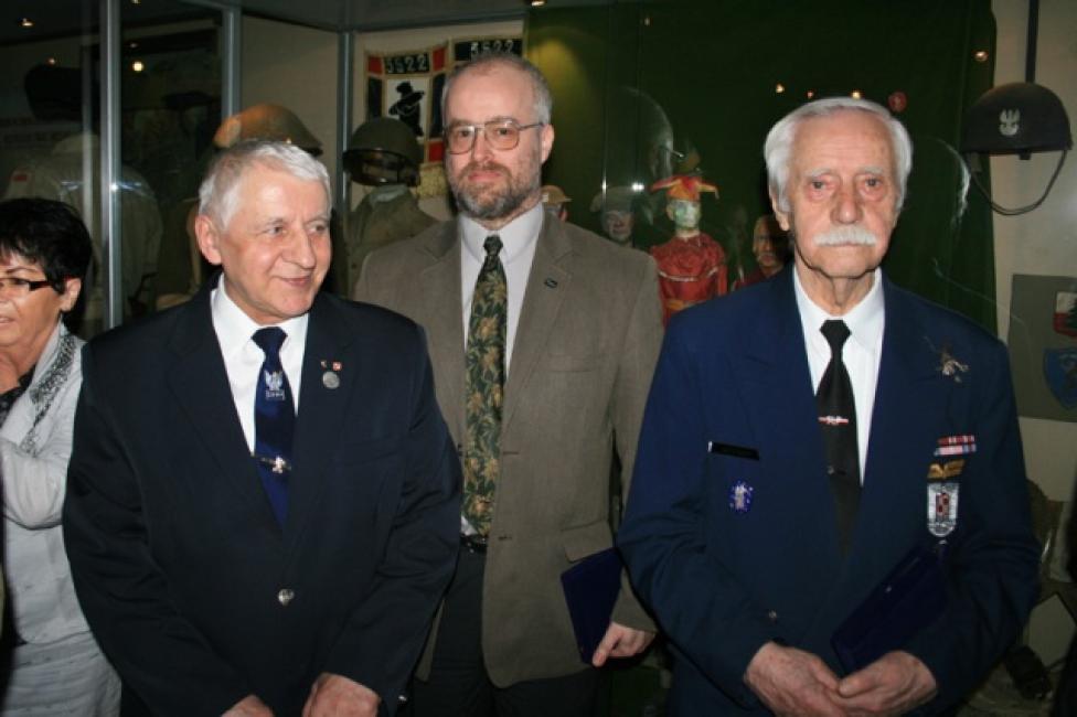 Pułkownik w stanie spoczynku Zdzisław Domasik, Wojciech Matusiak i weteran pułkownik w stanie spoczynku pilot Witold Wroński
