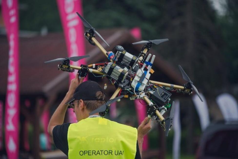 Dron i jego operator (fot. cedd.pl)