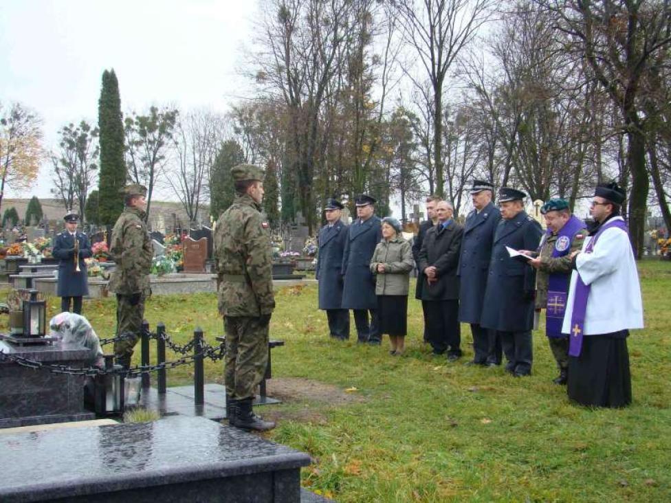 Delegacja SP przy grobie zmarłego tragicznie kpt.pil. Robertowi Kuźmie/ fot. Siły Powietrzne