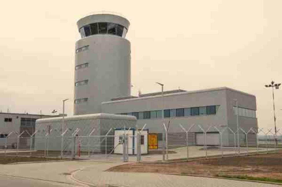 Wieża kontroli ruchu lotniczego na lotnisku w Rzeszowie