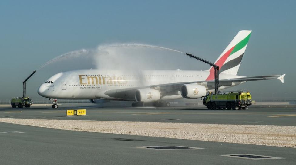 Samolot A380 linii Emirates na lotnisku Hamad International powitany tradycyjną kanonadą z armatek wodnych (fot. Emirates)