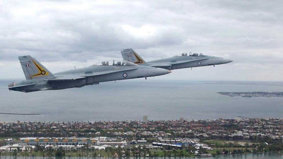 Samoloty F/A-18 Hornet Australijskich Sił Powietrznych przelatują nad Melbourne (fot. cbc.ca)