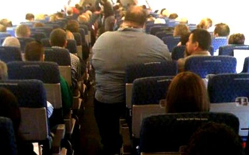 Otyły pasażer w samolocie (fot. telegraph.co.uk)