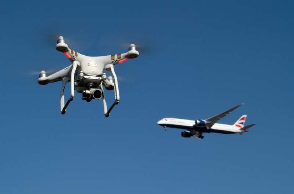 Dron w pobliżu samolotu pasażerskiego, fot. newscientist.com