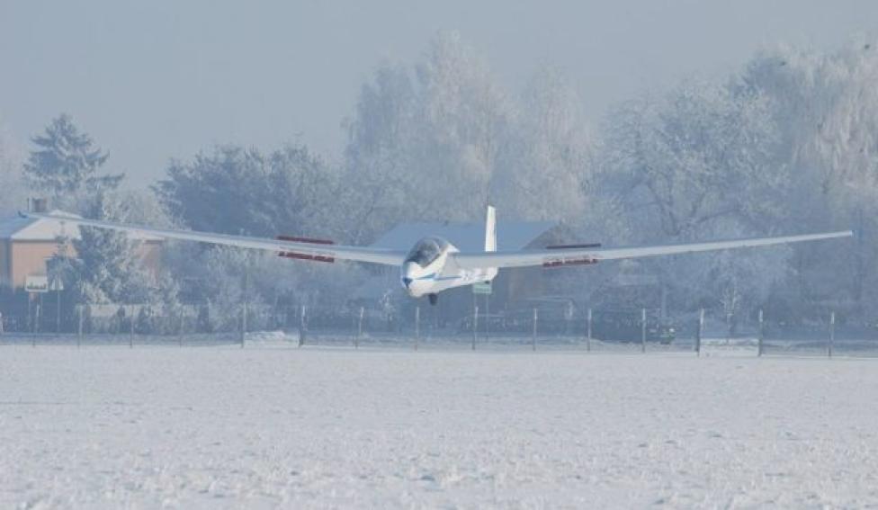Zimowe loty szybowcowe na lotnisku w Radawcu (fot. Aeroklub Lubelski)