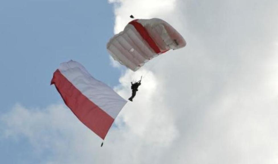 Skok z wielką flagą na AIR SHOW w Radomiu (fot. Mirosław C. Wójtowicz)