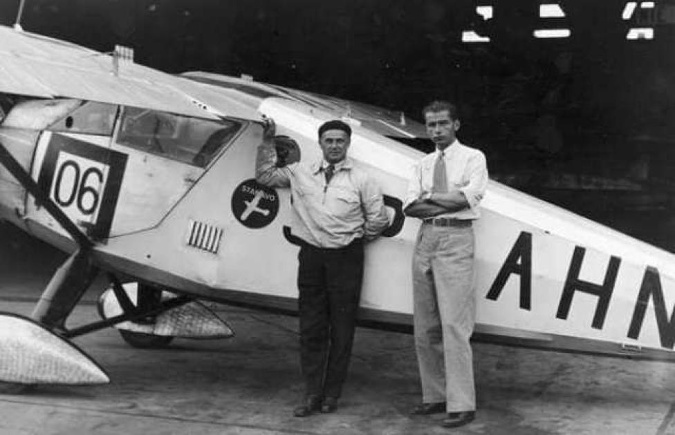 kpt. pil. Franciszek Żwirko i inż. pil. Stanisław Wigura przy samolocie RWD-6 (fot. Narodowe Archiwum Cyfrowe)