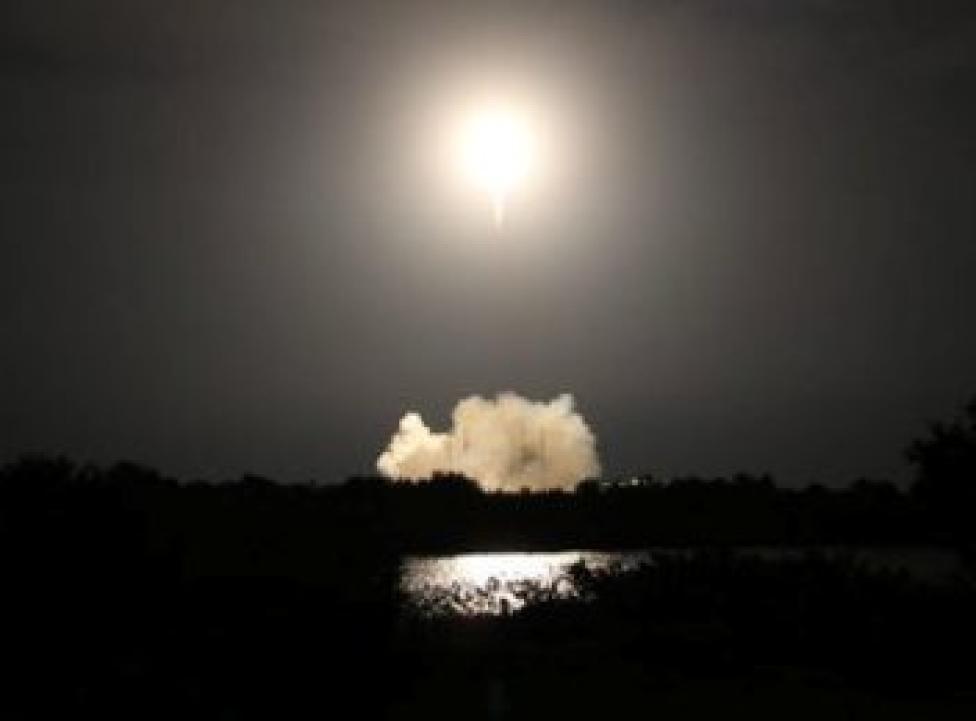 Udany start rakiety prywatnej firmy SpaceX z dwoma satelitami komunikacyjnymi (fot. PAP/EPA)