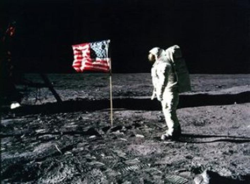 USA: odnaleziono kamerę filmową z pierwszego lotu na Księżyc (fot. PAP/EPA)